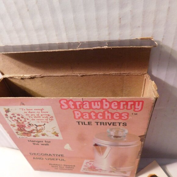 Vintage Jasco Strawberry Shortcake Strawberry Patches Two Ceramic Tile Trivets - Picture 5 of 9